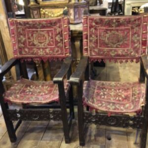 Sillones fraileros en madera de nogal y terciopelo bordado con hilo oro del S. XVII.
